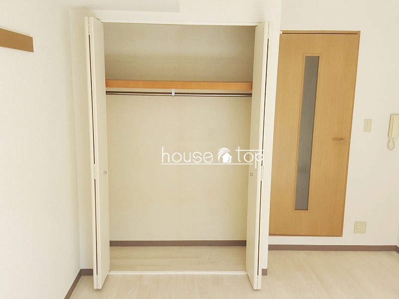 収納　ワイドなクローゼットには衣類などたくさん収納出来ますよ♪