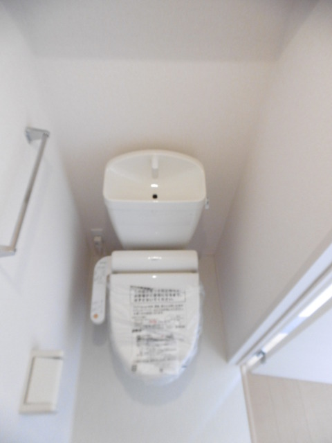 トイレ　温水洗浄便座付き。
