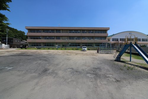 小学校　足利市立三重小学校（小学校）まで626m