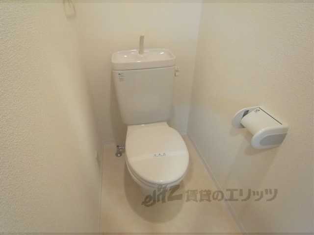 トイレ　タオルかけもあります