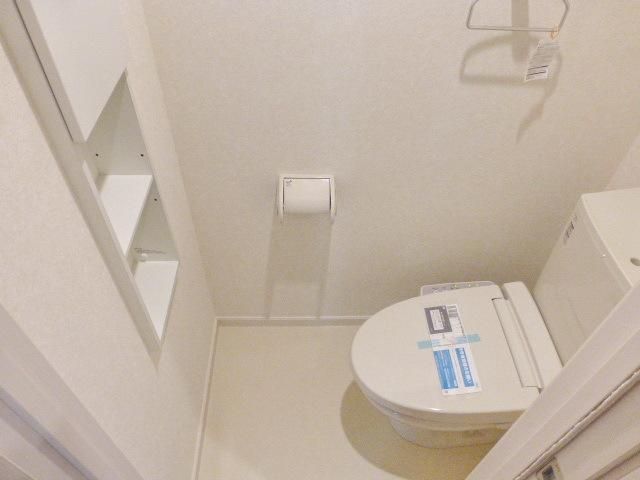 トイレ　★温水洗浄便座付きトイレ！！便利な棚もついてます★