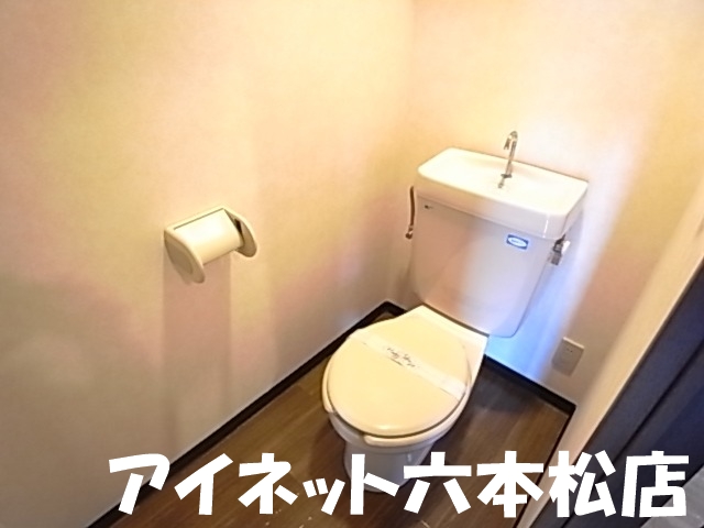 トイレ　バストイレ別です。