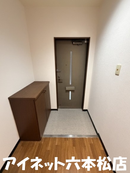 玄関　玄関収納もあっていいですね。