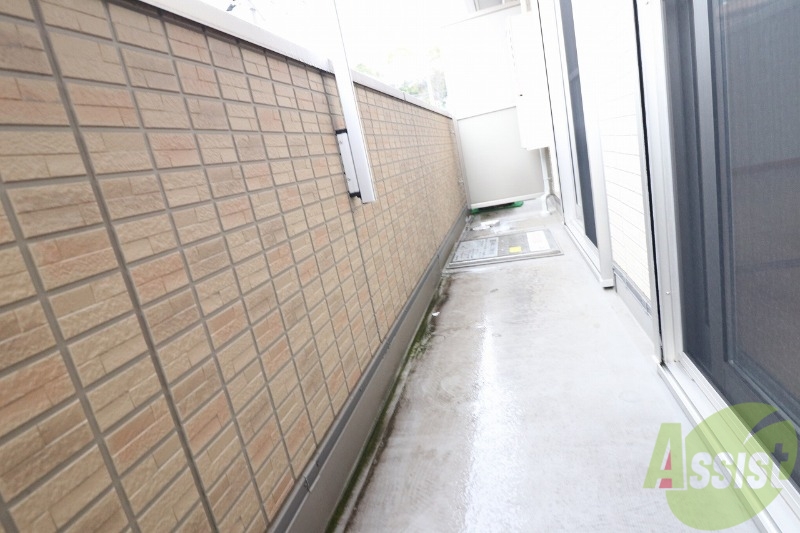 バルコニー　少しくらい洗濯物をためても干せる広さです