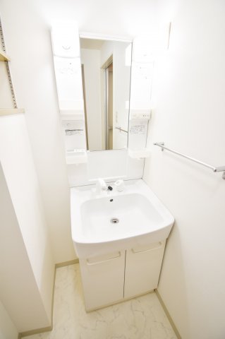 洗面設備　人気の独立洗面所にはうれしいシャンプードレッサー完備です。