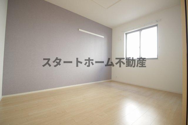 その他部屋・スペース　落ち着いた色調の寝室です