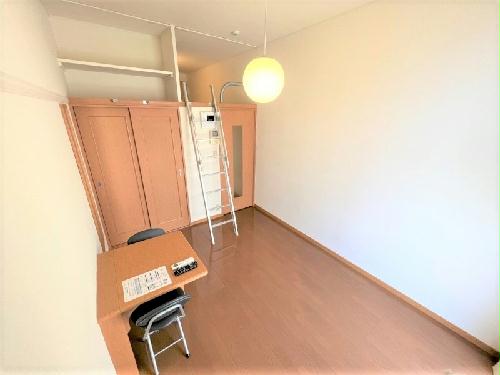 居室・リビング　家電・家具付きのお部屋です。