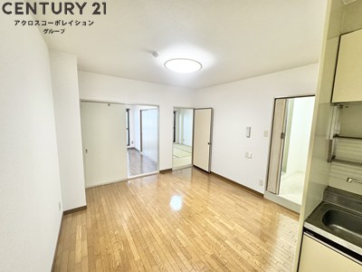 居室・リビング　洋室と合わせて使用可能な広々リビング