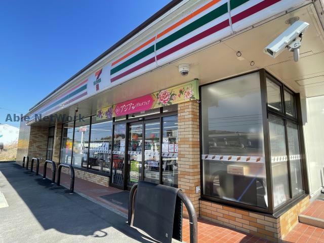 コンビニ　セブンイレブン日進北新町店（コンビニ）まで305m