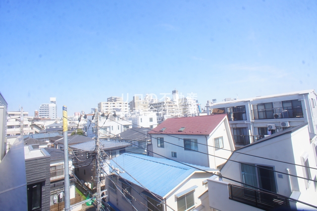 眺望　バルコニーからの景色です！圧迫感がないので暮らしやすい♪