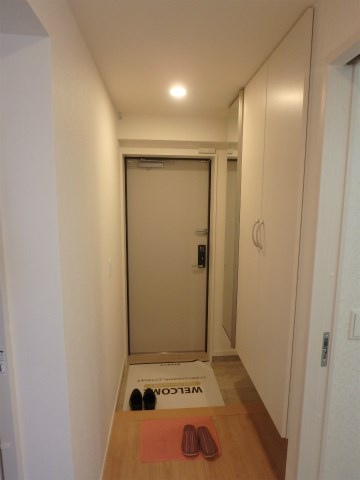 玄関　写真は同型タイプ