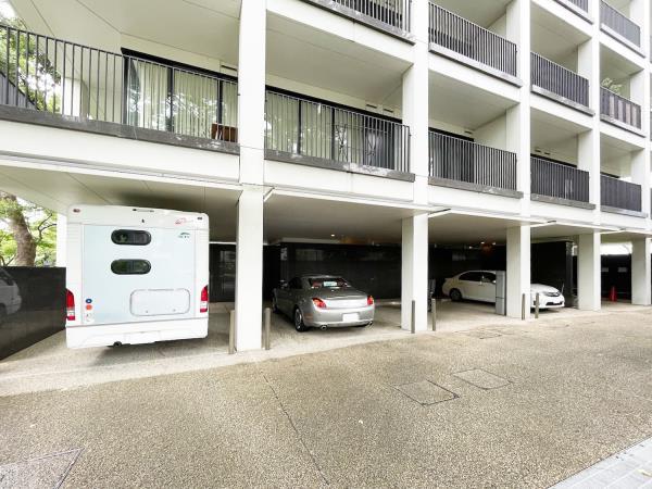 駐車場　駐車場があるので、車を買う予定の方も安心です