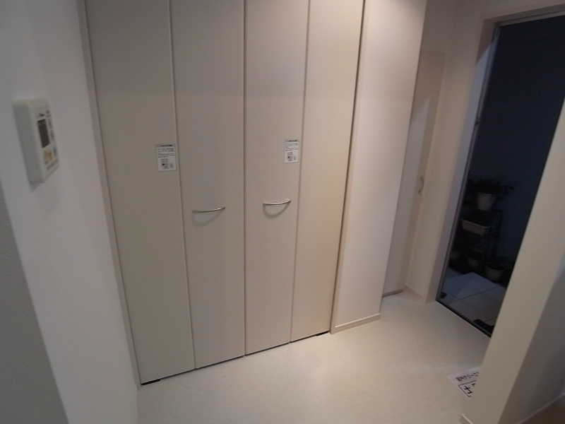 玄関　玄関　シューズボックス付（収納充実してます）