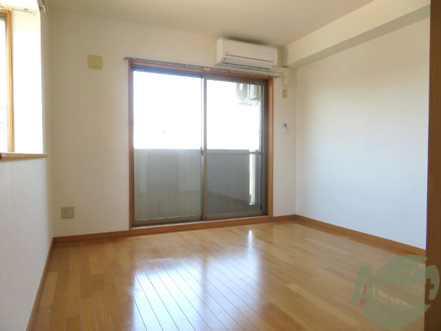 その他部屋・スペース　寝室には窓があるので、朝の目覚めが良さそうです。