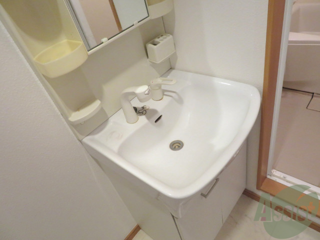 洗面設備　独立洗面台。朝の身支度はここでばっちり決めましょう。