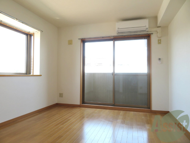 居室・リビング　リビングはこんな感じです。窓が大きくてよく陽が入ってきます。