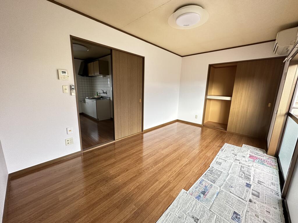 居室・リビング　劣化防止のため新聞紙を引いております。