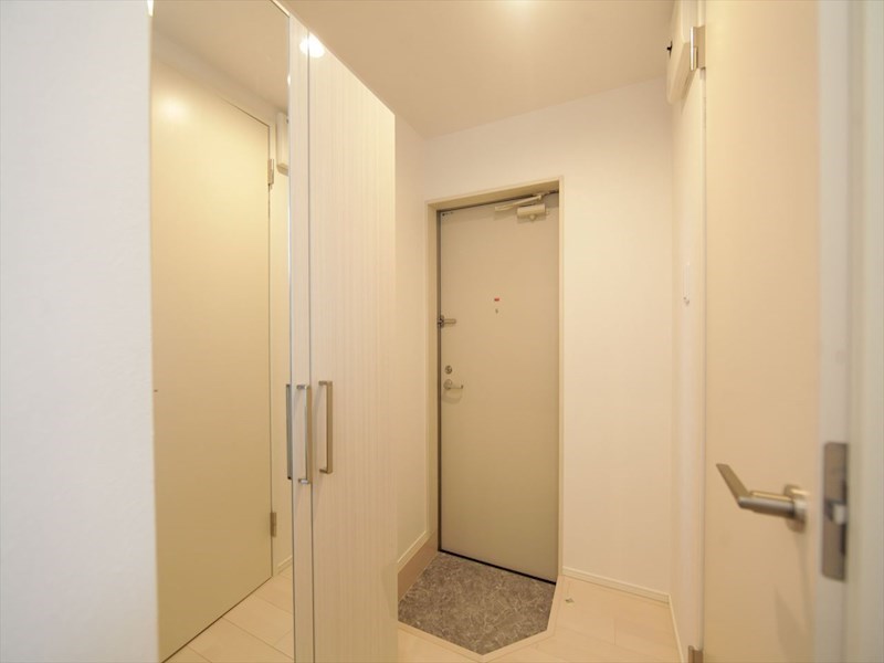 玄関　玄関　シューズボックス　姿見鏡付き（収納充実してます）