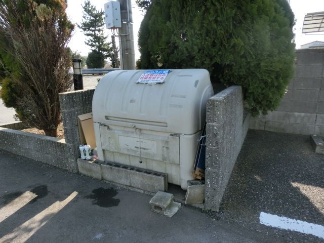 その他　敷地内ゴミ置き場。