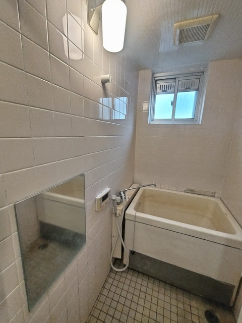 バス・シャワールーム　リフォーム前のお写真となります。