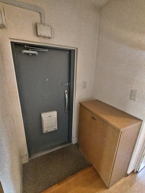 玄関　リフォーム前のお写真となります。