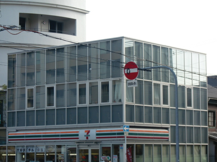 コンビニ　セブンイレブン（コンビニ）まで300m