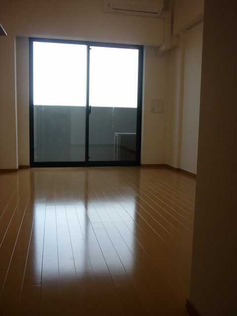 居室・リビング　「落ち着いた色合いの床材を使用した居住空間」