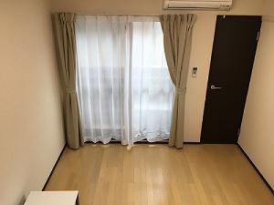 居室・リビング　白とダークブラウンを基調としたお部屋になります☆