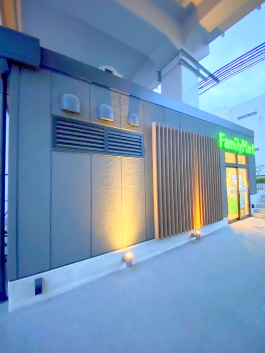 コンビニ　ファミリーマート（コンビニ）まで750m