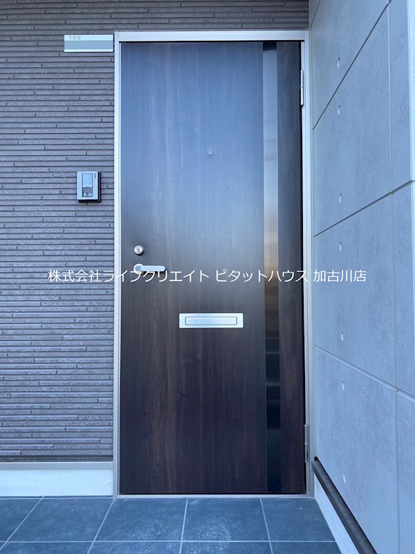 玄関　写真は102号室
