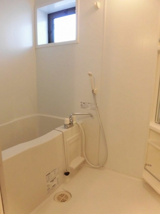 バス・シャワールーム　落ち着いた空間のお風呂です