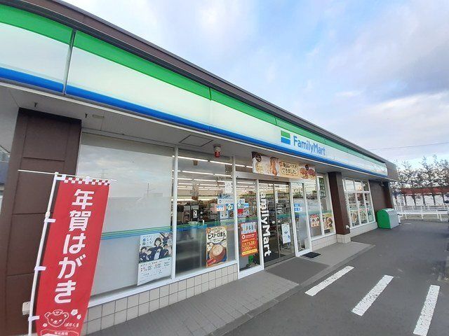 コンビニ　ファミリーマート（コンビニ）まで270m