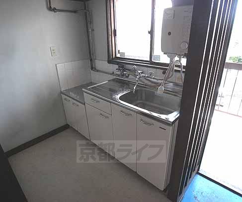 キッチン　窓もついてるので明るいですよ