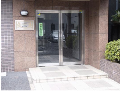 エントランス　落ち着いたエントランスです