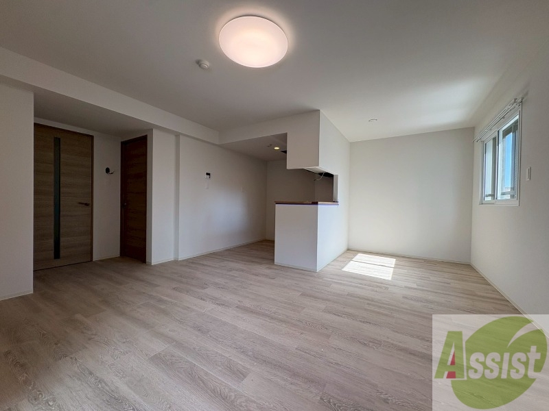 居室・リビング　木目のフローリングは落ち着きのある印象のお部屋になりますね。