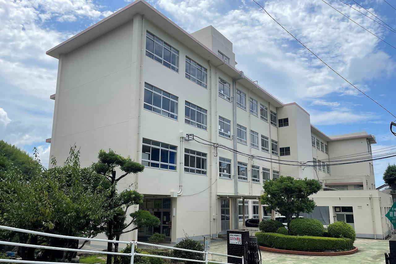 小学校　長崎市立愛宕小学校（小学校）まで349m