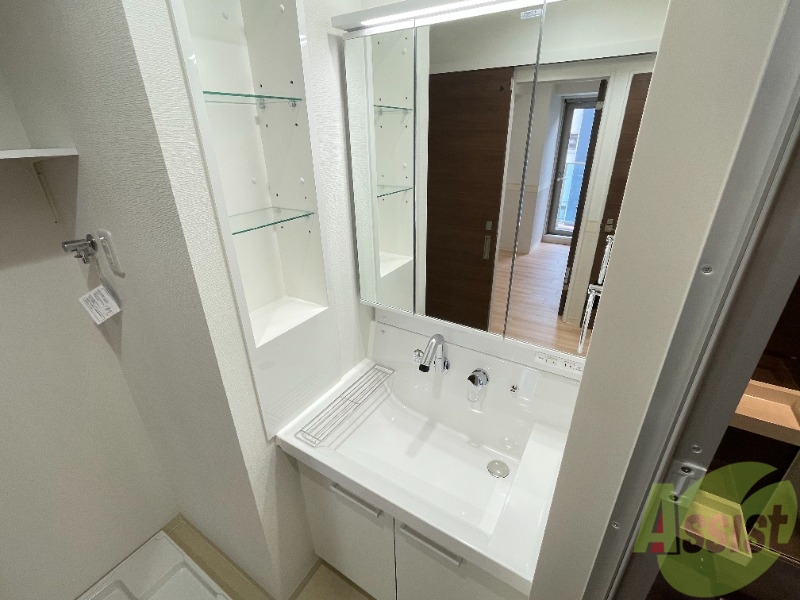 洗面設備　洗面所は独立してます！収納スペースもたくさんありますね！