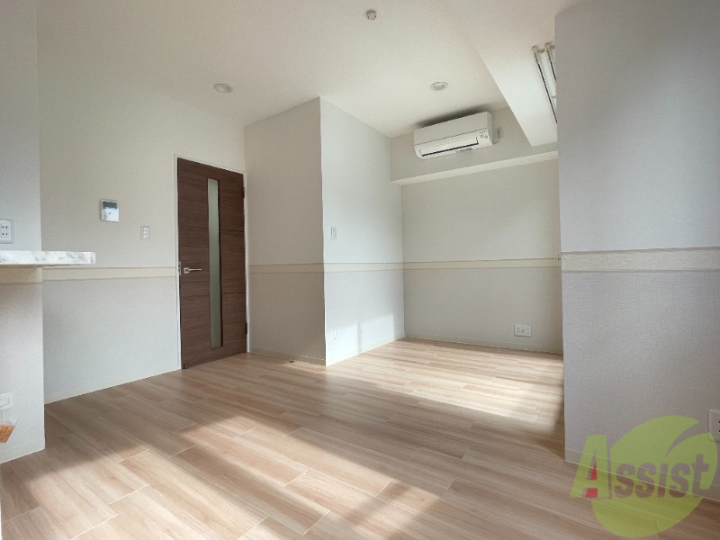 居室・リビング　１１．８８帖の洋室になります。生活のメインになるお部屋です。