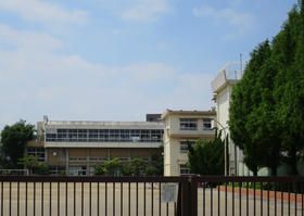 小学校　蕨市立西小学校（小学校）まで837m