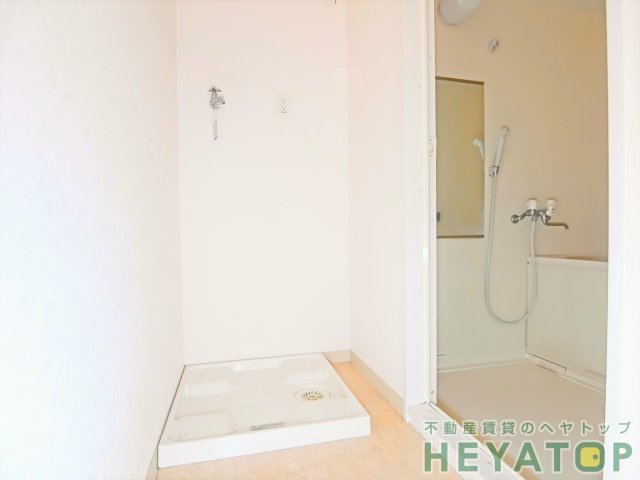 その他設備　お部屋の中でお洗濯ができる室内洗濯機置き場（同仕様写真）