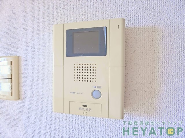 セキュリティ　不意の訪問もモニター付きドアホンで安心確認（同仕様写真）