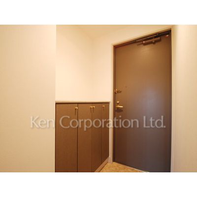 玄関　同タイプ5階のお部屋を撮影。仕様が異なることがあります。