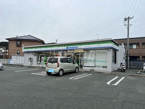 コンビニ　ファミリーマート 豊川平尾店（コンビニ）まで222m