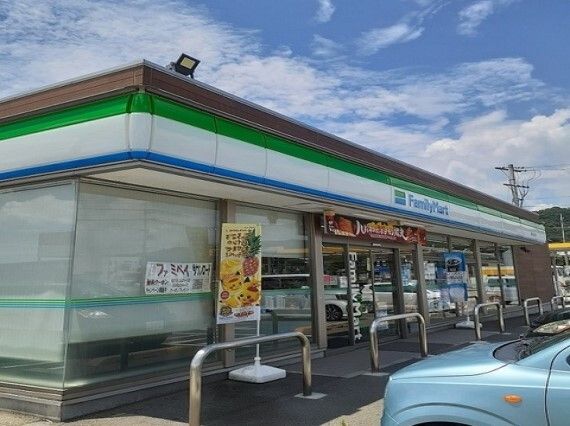 コンビニ　ファミリーマート和歌山直川店様（コンビニ）まで1100m