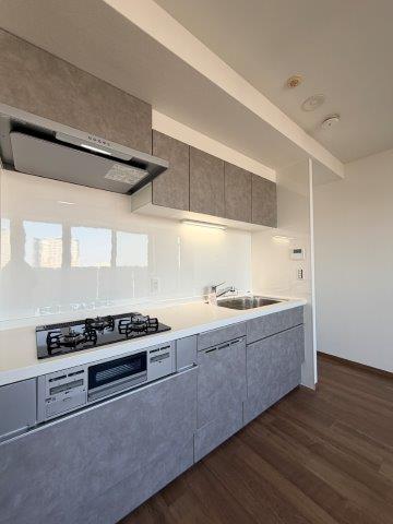 キッチン　キッチン／３口ガスコンロ・ディスポーザー