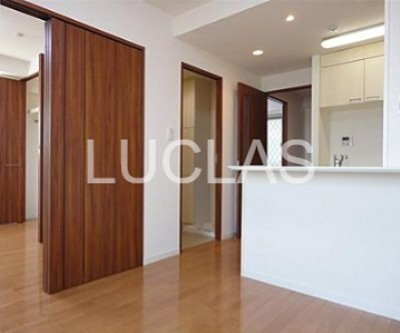 居室・リビング　落ち着いた色味の床材がくつろぎ空間を演出♪