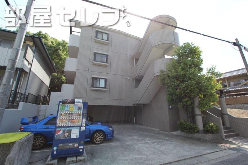 建物外観　タイル貼りのしっかりした外観。