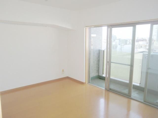 居室・リビング　★開放的な洋室８．８帖です★