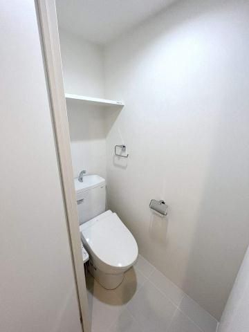 トイレ　落ち着いた色調のトイレです