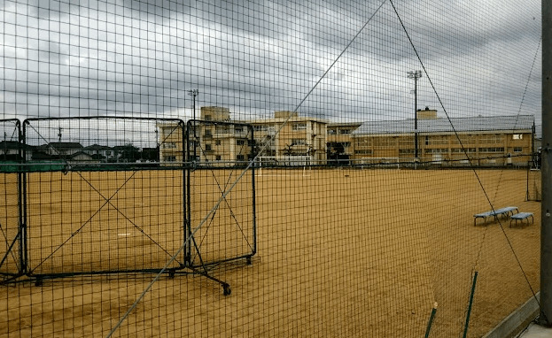 中学校　高岡市立五位中学校（中学校）まで614m